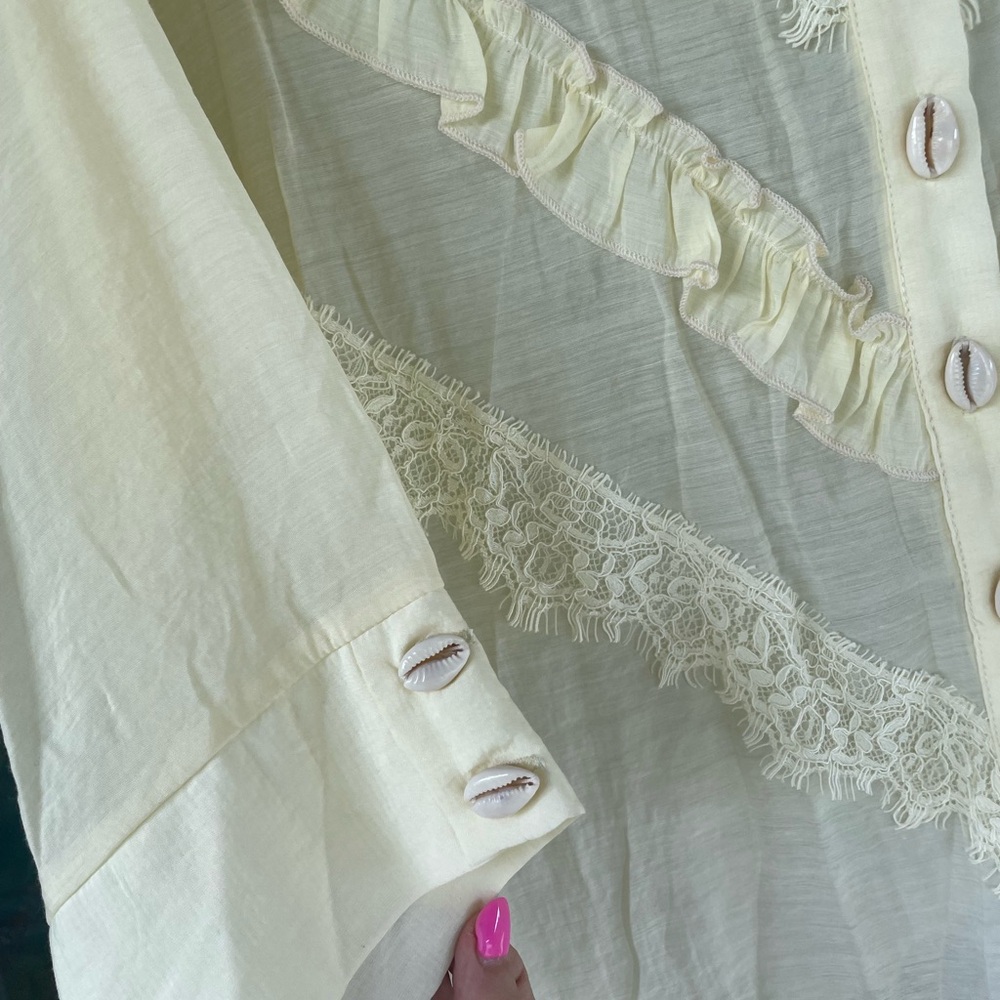 POL BOHO Top. Baby Yellow. Sheer. Small NWOT. Oversized. Flowy Seashell buttons. - Picture 6 of 10